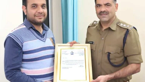 सीओ सिटी सुनील कुमार झाझड़िया ने फोटोग्राफर पंकज सोनी को किया सम्मानित