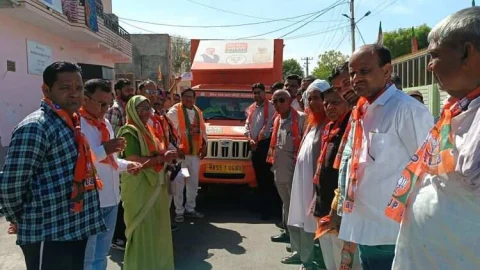 एलईडी वैन को महर्षि ने संकल्प पत्र भरवाने के लिए किया रवाना