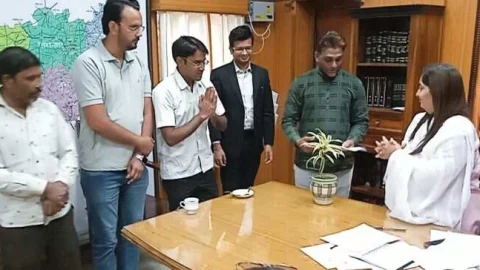 पेयजल समस्या के समाधान की मांग को लेकर कलेक्टर से मिला प्रतिनिधि मण्डल