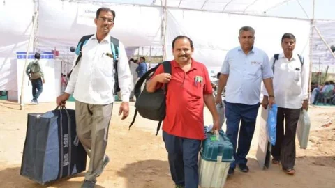 जिला प्रशासन की पूर्ण तैयारी, अब मतदाताओं की बारी, मतदान दलों की हुई रवानगी