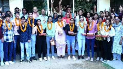 राजस्थान स्कूल के विशेष डारा व यश जांगिड़ 98.00 प्रतिशत के साथ विज्ञान वर्ग में झुन्झुनूं टॉपर