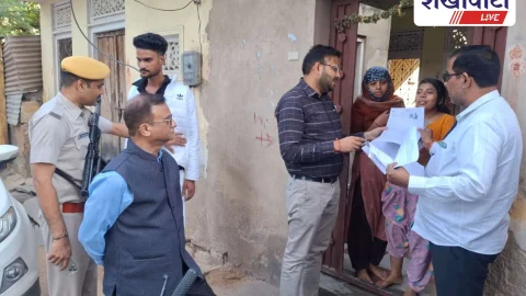 Sikar News: कलेक्टर ने किया बूथ निरीक्षण, दूर की मतदाताओं की भ्रांतियां