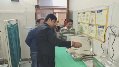 सीएमएचओ डॉ गुर्जर ने अस्पताल स्टॉफ ड्रेस कोड में नहीं मिलने पर की नाराजगी जाहिर