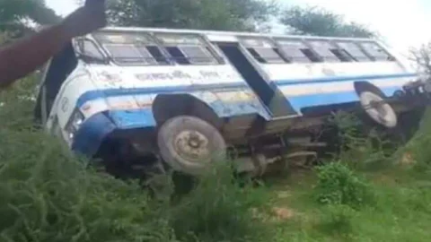 रोजवेज बस पलटने से 4 लोग घायल, ड्राइवर पर लापरवाही का आरोप