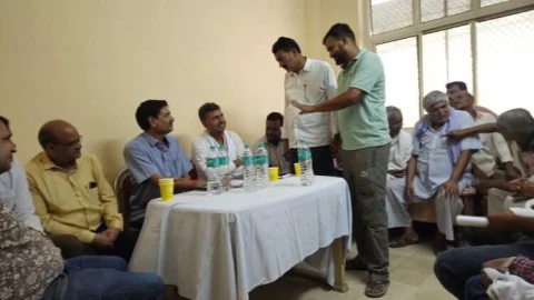 सुलताना मे अधिशाषि अभियंता व बबलू चौधरी ने किया ग्रामीणों की समस्याओं का मोके पर निस्तारण