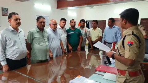 सैकड़ों ग्रामीणों ने जिला कलेक्टर को सौंपा ज्ञापन