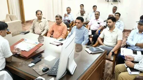 विद्युत विभाग बिजली कटौती की सूचना लोगों को पहले दे – जिला कलेक्टर