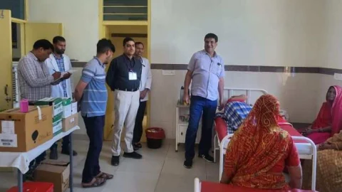 संडे के दिन प्रशासन निकला फील्ड में