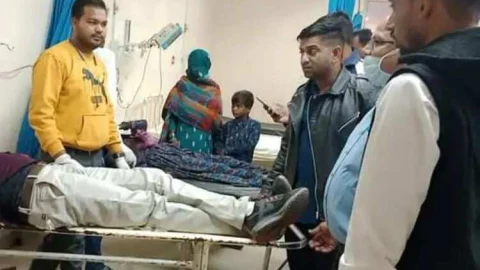 बोलेरो और कार की टक्कर, युवक की मौत