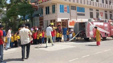 अंतरराष्ट्रीय फायर फाइटर्स दिवस पर छोटे बच्चों को बतायें बचाव के उपाय