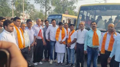 झुंझुनू के अतिरिक्त जिला कलेक्टर ने ब्राह्मण महापंचायत में जा रहे वाहनों को दिखाई भगवा झंडी