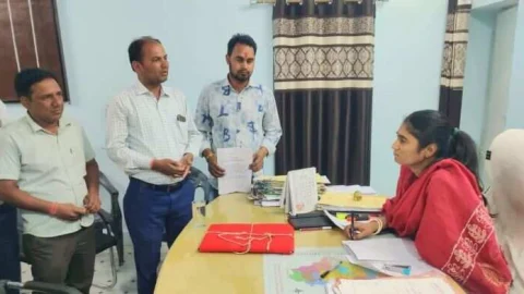 नीमकाथाना जिला कलेक्टर के नाम उपखंड अधिकारी को सौंपा ज्ञापन