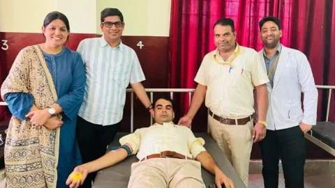 विश्व रक्तदाता दिवस पर ढूकिया हॉस्पिटल द्वारा संचालित इकाई जीवन रक्षा ब्लड सेंटर में किया रक्तदान