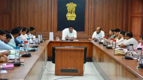 सम्पर्क पोर्टल पर 90 दिनों से अधिक समस्त प्रकरणों का निस्तारण करना सुनिश्चित करें – अतिरिक्त जिला कलेक्टर