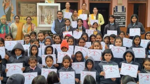 शिक्षक अनिल शर्मा ने अपनी माँ की स्मृति में बाँटे पुरस्कार