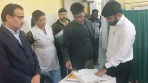 एसडीएम कल्पित शिवरान ने किया अस्पताल का औचक निरीक्षण