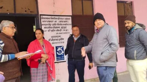 लोक सभा आम चुनााव : संभागीय आयुक्त ने देखी मतदान केन्द्रों की व्यवस्थाएं