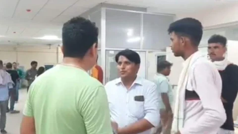 निर्माणाधीन मकान में मजदूरी करते समय मजदूर की बिगड़ी तबीयत