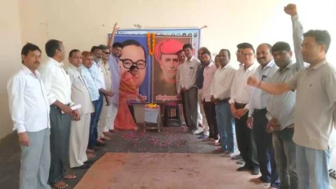 सर्वसमाज एकता मंच ने केक काटकर मनाई ज्योतिबा फूले जयंती