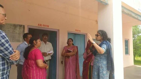 प्राथमिक स्कूलों को सख्त निर्देश : नामांकन बढ़ाओ नहीं तो कार्यवाहीं के लिए रहो तैयार – जिला कलक्टर