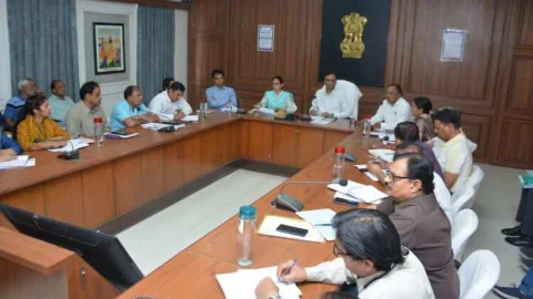 सम्पर्क पोर्टल पर लम्बित प्रकरणों का त्वरित निस्तारण करना सुनिश्चित करें – जिला कलेक्टर