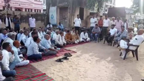 जलदाय विभाग कर्मचारियों ने प्रशासन के आश्वासन के बाद किया धरना स्थगित