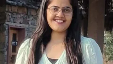 नेट-जेआरएफ में 91 वीं रैंक पर चयन होने पर अलीना खान को दी बधाई