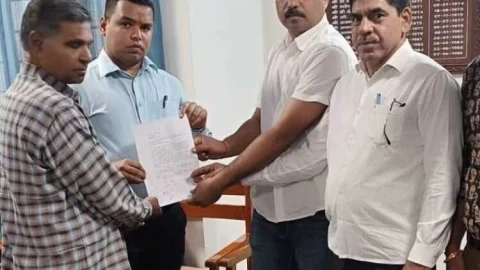 एसडीएम को थप्पड़ मारे जाने पर कार्मिकों में रोष, कलक्टर को दिया ज्ञापन