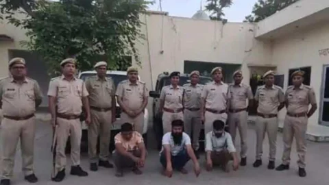 पांच लाख रुपए की फिरौती के लिए दिनदहाड़े एसडीएम ऑफिस के सामने से दो युवकों का अपहरण