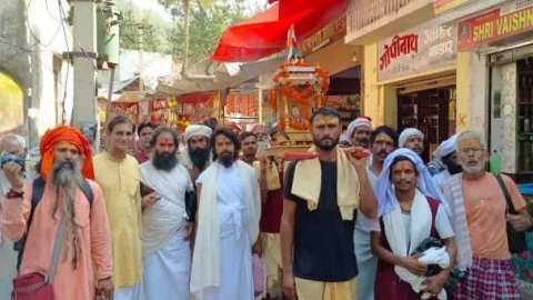 24 कोसी परिक्रमा में दुर्गम नीमड़ी की घाटी से परिक्रर्माथियों का जत्था पहुंचने लगा लोहार्गल