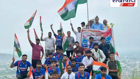 झुंझुनूं में नेहरा पहाड़ की चोटी पर फहराया विशाल तिरंगा