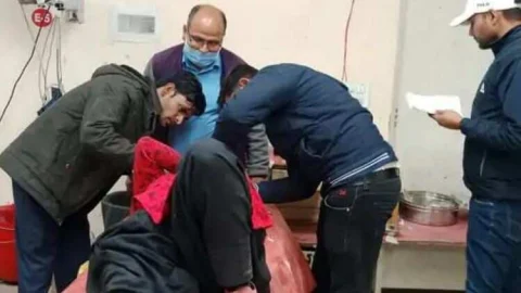 घर में घुसकर विवाहिता पर लाठी और कुल्हाड़ी से हमला