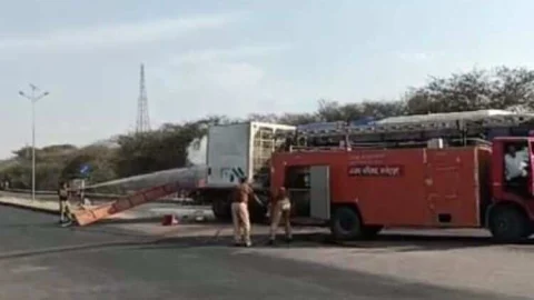 सीएनजी ट्रक को लोक परिवहन की बस ने मारी टक्कर,जयपुर के हादसे की याद हुई ताजा