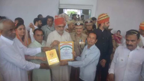 उल्लेखनीय उपलब्धियों, कार्यों एवं सेवाओं के लिए 62 हुए सम्मानित