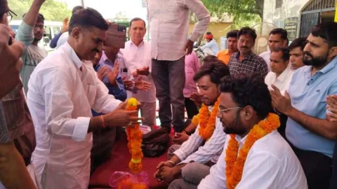 एसडीएम कार्यालय के बाहर चल रहा आमरण अनशन आश्वासन के बाद समाप्त