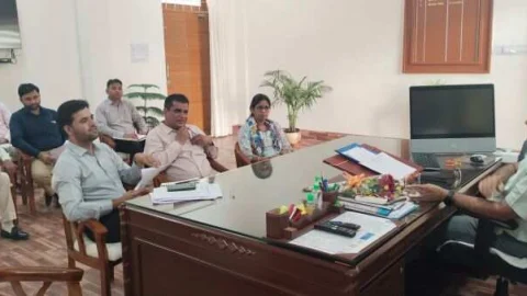 जिला कलेक्टर ने ली नगरपरिषद् एवं नगरपालिका के अधिकारियों की बैठक