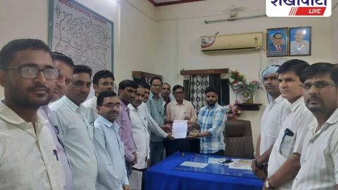 राजगढ़ एसडीएम के खिलाफ शिक्षकों का प्रदर्शन, रतनगढ़ में सौंपा ज्ञापन