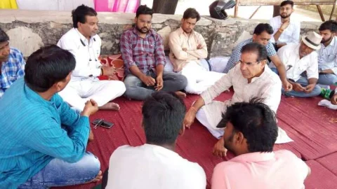 पीड़ित परिवार की सुरक्षा को लेकर उपखंड कार्यालय के बाहर अनशन दूसरे दिन भी जारी