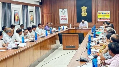 जिला कलेक्टर ने विद्यालयों में नामांकन बढ़ाने के दिये निर्देश