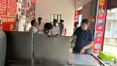 खाद्य सुरक्षा टीम ने की कार्रवाई, पनीर, दही, घी व मावा के सैंपल लिए