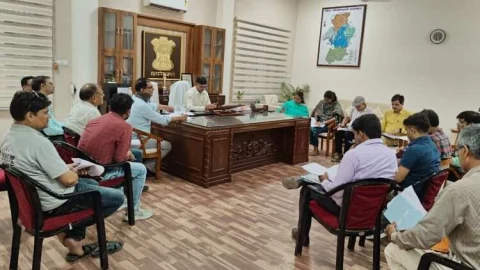 जिला कलेक्टर ने ली राजस्व अधिकारियों की बैठक