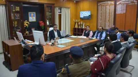 विभागीय अधिकारी राजस्व लक्ष्यों को शत् -प्रतिशत प्राप्त करना सुनिश्चित करें – जिला कलेक्टर