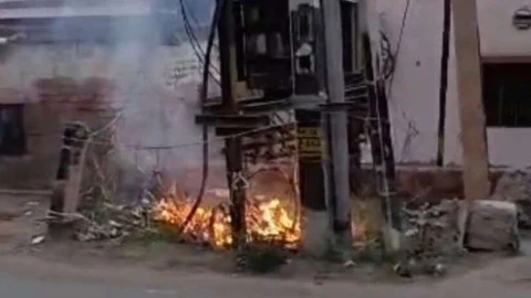 ओवरलोड होने से हुई हीटिंग के बाद भभका ट्रांसफार्मर