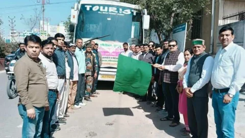 झुंझुनू से कृषक प्रशिक्षण दल करनाल के लिए रवाना