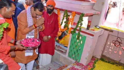 मुख्यमंत्री ने सांगलिया धूणी पीठ पर लगाई धोक