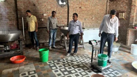 125 किलो मिल्क केक मिठाई करवाई नष्ट, चार सैंपल लिए