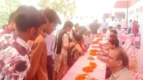 निःशुल्क चिकित्सा व परामर्श शिविर में स्कूली बच्चों व मरीजों की हुई जांच व दिया परामर्श