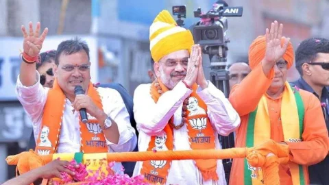 सुमेधानंद सरस्वती के समर्थन में केंद्रीय गृह मंत्री शाह ने किया रोड शो, मुख्यमंत्री शर्मा भी रहे साथ