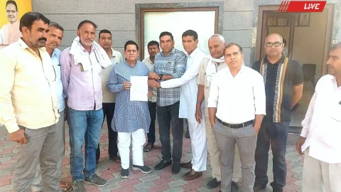 रघुनाथपुरा को नगर परिषद से हटवाने के लिए विधायक भांभू के घर दो घंटे तक बैठे रहे ग्रामीण