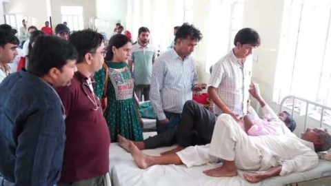 48 मरीज अस्पताल में भर्ती, सीएमएचओ डॉ. डांगी मरीजों से मिलकर रोजाना पूछ रहे हैं हाल-चाल